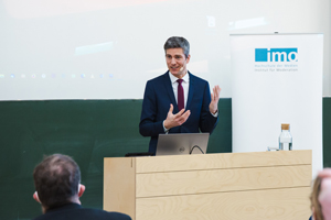 Ingo Zamperoni bei seiner Antrittsvorlesung an der HdM. (Foto: Florian Müller)